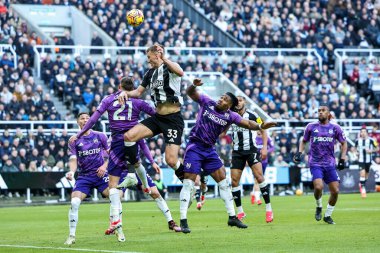 Newcastle United takımından Dan Burn, 1 Şubat 2025 'te St. James' s Park, Newcastle, Birleşik Krallık 'ta oynanan Premier League karşılaşmasında topu sürüyor.
