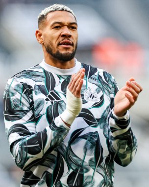 Newcastle United takımından Joelinton, 1 Şubat 2025 'te St.James' s Park, Newcastle 'da oynanan Premier League maçından önce taraftarlarını tanıdı.