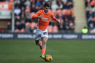 Blackpool 'dan Rob Apter, 1 Şubat 2025' te Bloomfield Road, Blackpool 'da oynanan Blackpool - Charlton Athletic maçında topu ileri taşıyor.