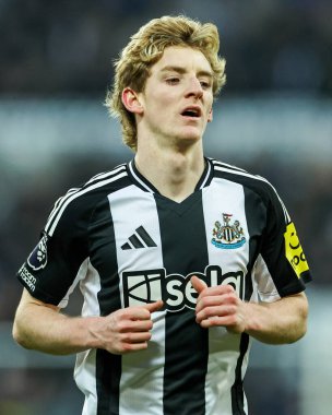 Newcastle United takımından Anthony Gordon, 1 Şubat 2025 'te St. James' s Park, Newcastle, İngiltere 'de oynanan Premier League karşılaşmasında Newcastle United' a karşı Fulham maçına katıldı.