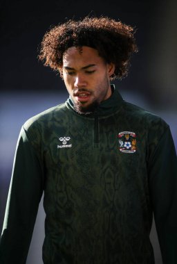 Coventry City 'den Milan van Ewijk, 1 Şubat 2025' te İngiltere 'nin Swansea.com Stadyumu' nda oynanan Swansea City-Coventry City karşılaşması öncesinde ısınıyor.