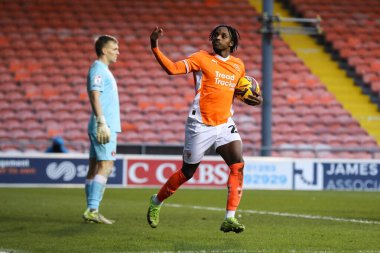 Blackpool 'dan Niall Ennis, 1 Şubat 2025' te Bloomfield Road, Blackpool, İngiltere 'de oynanan Blackpool - Charlton Atletizm maçında 2-2' lik galibiyet golünü kutluyor.