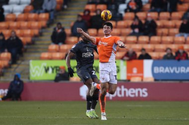 Blackpool 'dan Elkan Baggott, 1 Şubat 2025' te Bloomfield Road, Blackpool 'da oynanan Blackpool-Charlton maçında topa liderlik ediyor.
