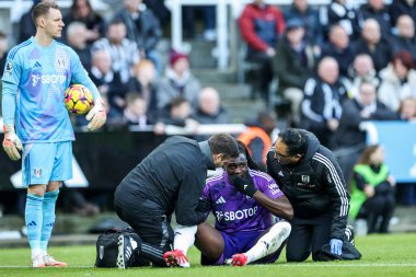 Fulham 'dan Calvin Bassey, 1 Şubat 2025' te İngiltere 'deki St. James' s Park 'ta oynanan Premier League karşılaşmasında sakatlandı.