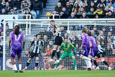 Newcastle United takımından Dan Burn, 1 Şubat 2025 'te İngiltere' nin Newcastle kentinde oynanan Premier Lig maçı Newcastle United ile Fulham maçında topu açık farkla önde götürüyor.