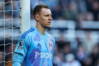 Fulham 'dan Bernd Leno, Premier Lig maçı sırasında St.James' s Park, Newcastle, İngiltere 'de oynanan Newcastle United maçına bakıyor.