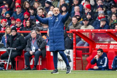 Nuno Espirito Santo Nottingham Ormanı, 1 Şubat 2025 'te İngiltere' nin Nottingham şehrinde oynanan Premier Lig karşılaşmasında Nottingham Forest, Brighton ve Hove Albion maçında takım talimatlarını verir.