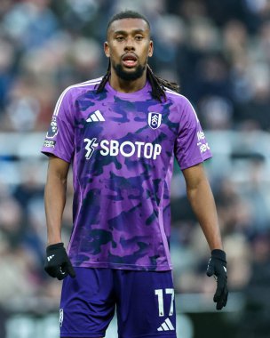 Fulham 'dan Alex Iwobi, 1 Şubat 2025' te İngiltere 'de oynanan Premier Lig karşılaşmasında St.James' s Park 'ta Newcastle United' a karşı Fulham maçına bakıyor.