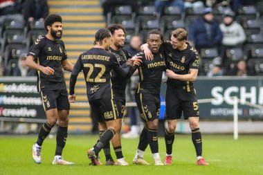 Coventry City 'den Brandon Thomas-Asante, 1 Şubat 2025' te İngiltere 'nin Swansea.com Stadyumu' nda oynanan Sky Bet Şampiyonası maçında takımlarının ikinci golünü kutluyor.