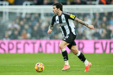 Newcastle United takımından Sandro Tonali, 1 Şubat 2025 'te St. James' s Park, Newcastle 'da oynanan Premier League maçında topla koşuyor.