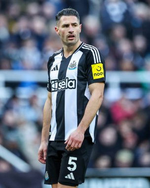 Newcastle United takımından Fabian Schar, 1 Şubat 2025 'te St. James' s Park, Newcastle, İngiltere 'de oynanan Premier League maçında Newcastle United' a karşı Fulham maçını izliyor.