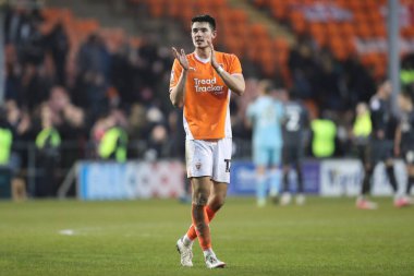 Blackpool 'dan Elkan Baggott, 1 Şubat 2025' te Bloomfield Road, Blackpool 'da oynanan Blackpool - Charlton Athletic maçı sonrasında ev sahibi taraftarları alkışlıyor.