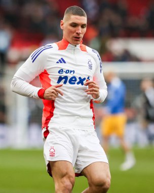 Nottingham Ormanı 'ndan Nikola Milenkoviç, 1 Şubat 2025' te İngiltere 'nin Nottingham kentinde oynanan Premier Lig karşılaşması öncesinde Nottingham Forest, Brighton ve Hove Albion' a karşı ısınıyor.