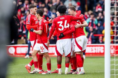 Nottingham Ormanı 'ndan Chris Wood, İngiltere' nin Nottingham şehrinde 1 Şubat 2025 'te oynanan Premier Lig maçında Nottingham Forest, Brighton ve Hove Albion' a karşı 5-0 öne geçerek penaltıyı takım arkadaşlarıyla kutluyor.