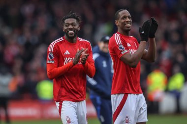 Nottingham Ormanı 'ndan İbrahim Sangar ve Nottingham Ormanı' ndan Willy Boly, 1 Şubat 2025 'te İngiltere' nin Nottingham kentinde oynanan Premier Lig maçı sonrasında Nottingham Forest ve Hove Albion maçında taraftarları alkışladılar.