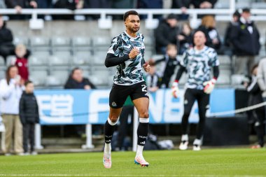 Newcastle United takımından Jacob Murphy, 1 Şubat 2025 'te St. James' s Park, Newcastle 'da oynanan Premier League karşılaşması öncesinde ısınıyor.