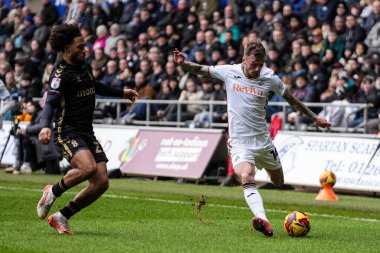 Swansea City 'den Josh Tymon, 1 Şubat 2025' te İngiltere 'nin Swansea.com Stadyumu' nda oynanan Swansea City-Coventry City maçında topu çaprazlıyor.