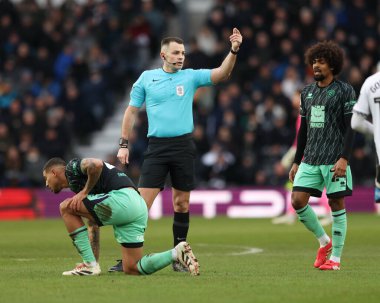Hakem Tom Nield Sky Bet Şampiyonası maçında Derby County, Sheffield United 'a karşı Pride Park Stadyumu, Derby, İngiltere, 1 Şubat 2025
