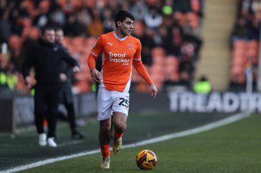Blackpool 'dan Rob Apter, 1 Şubat 2025' te Bloomfield Road, Blackpool 'da oynanan Blackpool - Charlton Athletic maçında topu ileri taşıyor.