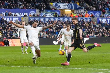 Coventry City 'den Jack Rudoni, 1 Şubat 2025' te İngiltere 'nin Swansea.com Stadyumu' nda Swansea City ile Coventry City arasındaki Sky Bet Şampiyonası maçında bir atış yapacak.