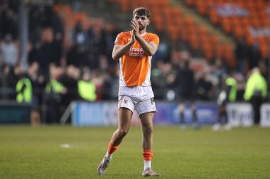 Blackpool 'dan Tom Bloxham, 1 Şubat 2025' te Bloomfield Road, Blackpool 'da oynanan Blackpool-Charlton maçı sonrasında ev sahibi taraftarları alkışlıyor.