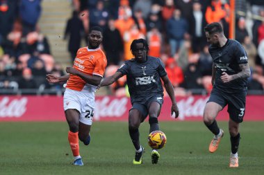 Blackpool 'dan Odel Offiah, 1 Şubat 2025' te Bloomfield Road, Blackpool 'da oynanan Blackpool-Charlton maçında pas veriyor.
