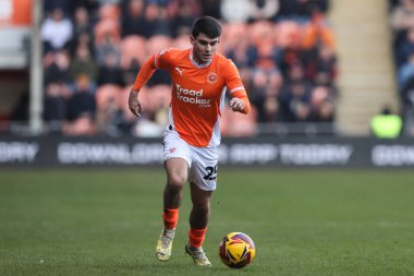 Blackpool 'dan Rob Apter, 1 Şubat 2025' te Bloomfield Road, Blackpool 'da oynanan Blackpool - Charlton Athletic maçında topu ileri taşıyor.