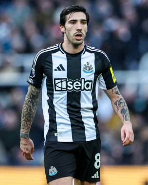Newcastle United takımından Sandro Tonali, 1 Şubat 2025 'te St. James' s Park, Newcastle, İngiltere 'de oynanan Premier League karşılaşmasında Newcastle United' a karşı Fulham 'ı izliyor.