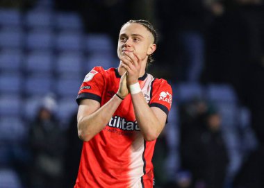Luton Town 'dan Thelo Aasgaard 1 Şubat 2025' te İngiltere 'nin başkenti Shelsborough' da Çarşamba günü oynanan Gök İddia Şampiyonası maçından sonra taraftarlarını alkışlıyor.