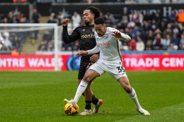 Coventry City 'den Milan van Ewijk, 1 Şubat 2025' te İngiltere 'nin Swansea.com Stadyumu' nda oynanan Sky Bet Şampiyonası karşılaşmasında Swansea City ile Coventry City arasındaki maçta Swansea City 'li Ronald' i yere serdi.