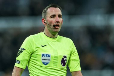 Hakem Chris Kavanagh, Premier Lig maçı sırasında St.James 's Park, Newcastle, İngiltere' de oynanan Newcastle United maçına bakıyor.