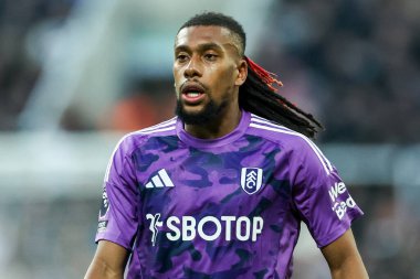 Fulham 'dan Alex Iwobi, 1 Şubat 2025' te İngiltere 'de oynanan Premier Lig karşılaşmasında St.James' s Park 'ta Newcastle United' a karşı Fulham maçına bakıyor.