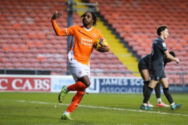 Blackpool 'dan Niall Ennis, 1 Şubat 2025' te Bloomfield Road, Blackpool, İngiltere 'de oynanan Blackpool - Charlton Atletizm maçında 2-2' lik galibiyet golünü kutluyor.