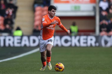 Blackpool 'dan Rob Apter, 1 Şubat 2025' te Bloomfield Road, Blackpool 'da oynanan Blackpool - Charlton Athletic maçında topu ileri taşıyor.