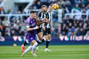 Fulham 'dan Sasa Lukiç, 1 Şubat 2025' te İngiltere 'nin Newcastle kentindeki St. James' s Park 'ta oynanan Premier League maçı Newcastle United maçında Joelinton' a faul yaptı.