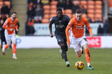 Blackpool 'dan Sonny Carey, 1 Şubat 2025' te Bloomfield Road, Blackpool 'da oynanan Blackpool - Charlton Athletic maçında topu aldı.