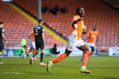 Blackpool 'dan Niall Ennis, 1 Şubat 2025' te Bloomfield Road, Blackpool, İngiltere 'de oynanan Blackpool - Charlton Atletizm maçında 2-2' lik galibiyet golünü kutluyor.