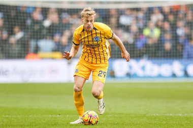 Brighton & Hove Albion takımından Jan Paul van Hecke, 1 Şubat 2025 'te Nottingham Forest, Brighton ve Hove Albion' a karşı oynadığı Premier League maçında topla koşuyor.