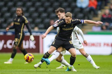 Coventry City 'den Jamie Allen, Swansea City' nin 1 Şubat 2025 'te Swansea.com Stadyumu' nda oynanan Swansea City-Coventry City maçında Swansea City 'den Liam Cullen' ın baskısı altında.