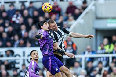 Fulham 'dan Raul Jimenez, Premier League maçı Newcastle United ile 1 Şubat 2025' te St. James 's Park, Newcastle, İngiltere' de oynanan karşılaşmada Newcastle United 'dan Dan Burn ile birlikte topa atladı.