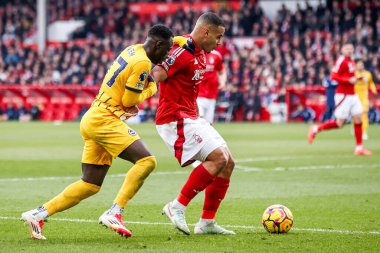 Nottingham Ormanı 'ndan Murillo Santiago, Brighton & Hove Albion takımından Yankuba Minteh' in Premier Lig maçında Nottingham Ormanı, Brighton ve Hove Albion 'a karşı oynadığı 1 Şubat 2025' te Nottingham, İngiltere 'de oynanan City Ground, Nottingham, Hove Albion maçında baskı altında.