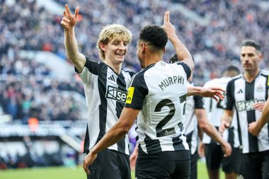 Newcastle United takımından Jacob Murphy, 1 Şubat 2025 'te St. James' s Park, Newcastle, İngiltere 'de oynanan Premier League maçı Newcastle United maçında Anthony Gordon ile 1-0' lık galibiyetini kutluyor.