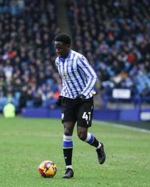 Sheffield Wednesday 'den Djeidi Gassama, 1 Şubat 2025' te İngiltere 'nin Sheffield kentinde Çarşamba günü oynanan Gök İddia Şampiyonası maçında topu ileri sürüyor.