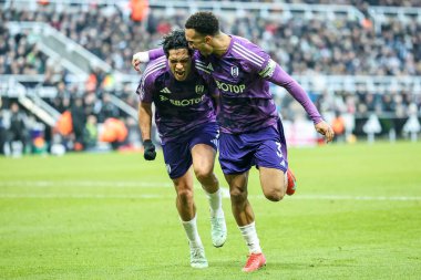 Fulham 'dan Raul Jimenez, 1 Şubat 2025' te İngiltere 'nin Newcastle kentinde oynanan Premier League maçı Newcastle United maçında Antonee Robinson ile yaptığı golü 1-1 kazanarak kutluyor.