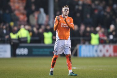 Blackpool 'dan Sonny Carey, 1 Şubat 2025' te Bloomfield Road, Blackpool 'da oynanan Blackpool - Charlton Athletic maçı sonrasında ev sahibi taraftarları alkışlıyor.