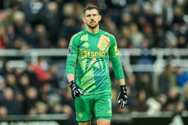 Newcastle United takımından Martin Dubravka, 1 Şubat 2025 'te St. James' s Park, Newcastle, İngiltere 'de oynanan Premier League karşılaşmasında Newcastle United' a karşı Fulham 'ı izliyor.