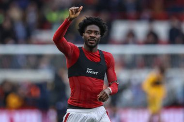 Nottingham Ormanı 'ndan Ola Aina, İngiltere' nin Nottingham şehrinde 1 Şubat 2025 'te oynanan Premier Lig maçında Nottingham Forest, Brighton ve Hove Albion maçında taraftarları destekliyor.