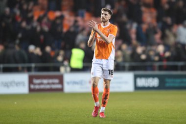Blackpool 'dan Jake Beesley, 1 Şubat 2025' te Bloomfield Road, Blackpool 'da oynanan Blackpool-Charlton maçı sonrasında ev sahibi taraftarlarını alkışlıyor.
