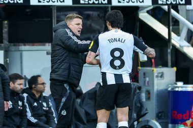 Newcastle United takımından Eddie Howe, 1 Şubat 2025 'te İngiltere' deki St. James 's Park' ta oynanan Premier League karşılaşmasında Sandro Tonali ile konuştu.