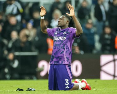 Fulham 'dan Calvin Bassey, Premier Lig maçı Newcastle United ile Fulham maçının ardından 1 Şubat 2025' te St.James 's Park, Newcastle' da oynanan zaferi kutluyor.